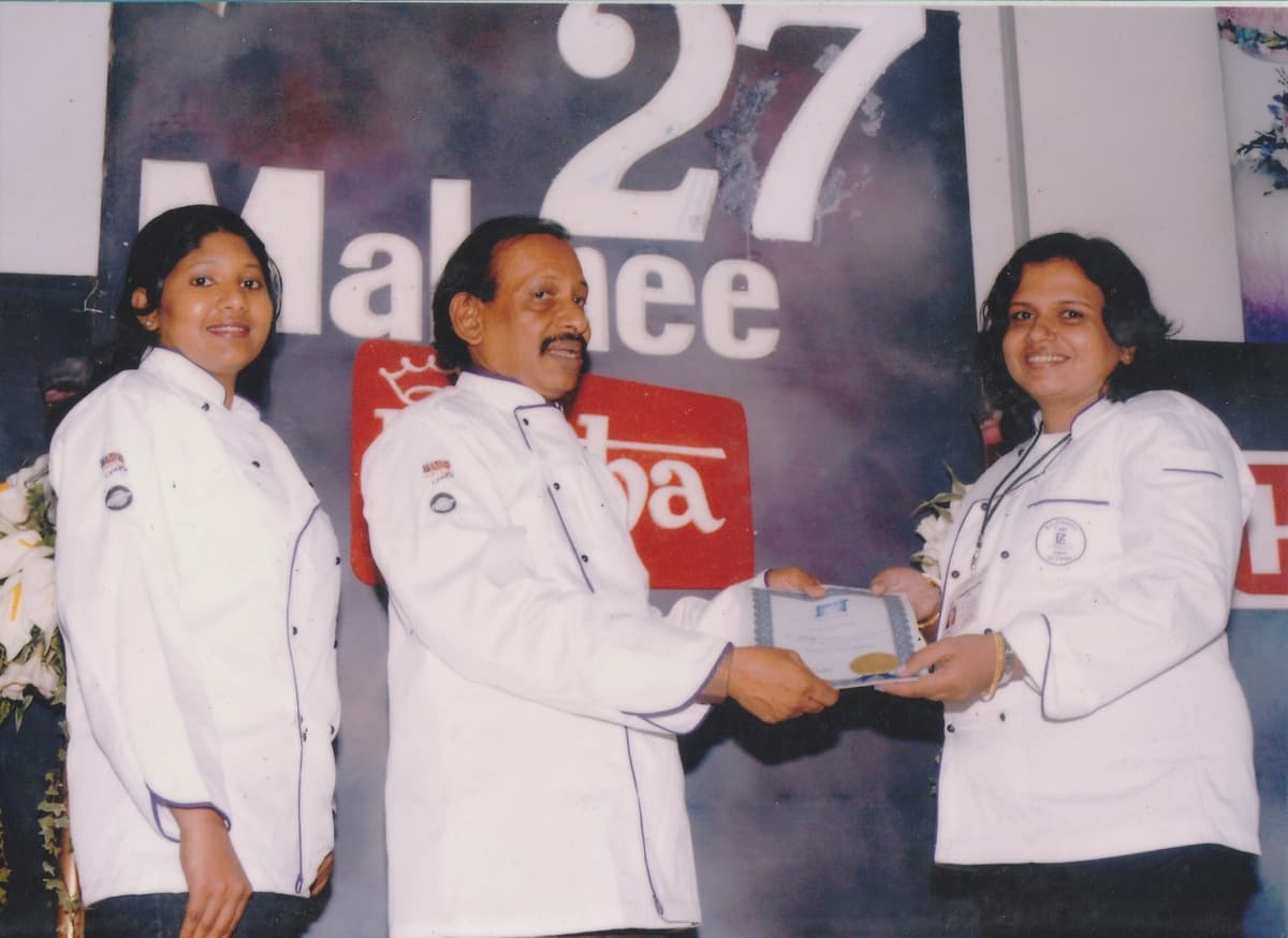 Sara, the cake decorator